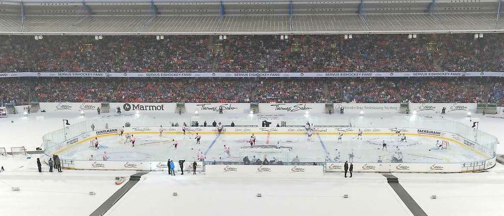Da muss man den Puck erst einmal finden. 50.000 Fans versuchten es - trotz widriger Witterungsbedingungen.