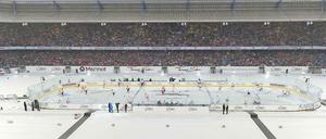 Da muss man den Puck erst einmal finden. 50.000 Fans versuchten es - trotz widriger Witterungsbedingungen.
