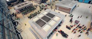 Platz da? Na ja. Zwischen den Eingängen links und den Kontrollstellen gegenüber befinden sich die Check-in-Inseln. Hier kann es eng werden, warnen Gutachter.