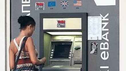 Geld, bitte: Der Finanzbedarf Zyperns wird auf mindestens 17 Milliarden Euro geschätzt. Im Sommer hat das Land einen Hilfsantrag bei der EU gestellt.