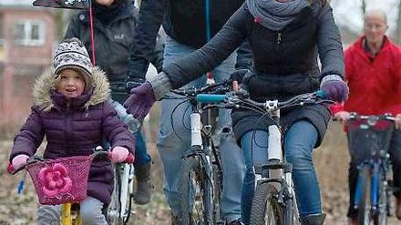 In vielen Familien herrscht noch immer das klassische Rollenmodell: Der Mann verdient, und die Frau verdient ein bisschen dazu. Die Regierungsbeauftragte bescheinigt der Regierung schlechte Noten in der Gleichstellungspolitik.