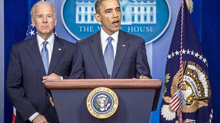 Ein müder Kompromiss: Obama und Biden beim Briefing im Presseraum des Weißen Hauses, nachdem das Abgeordnetenhaus den Haushaltskompromiss gebilligt hat.