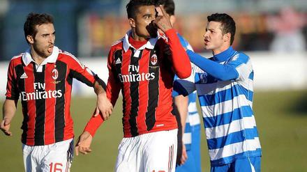 Milans Mittelfeldspieler Kevin-Prince Boateng (M.) zeigt den Fans den Vogel beim Testspiel gegen Pro Patria.