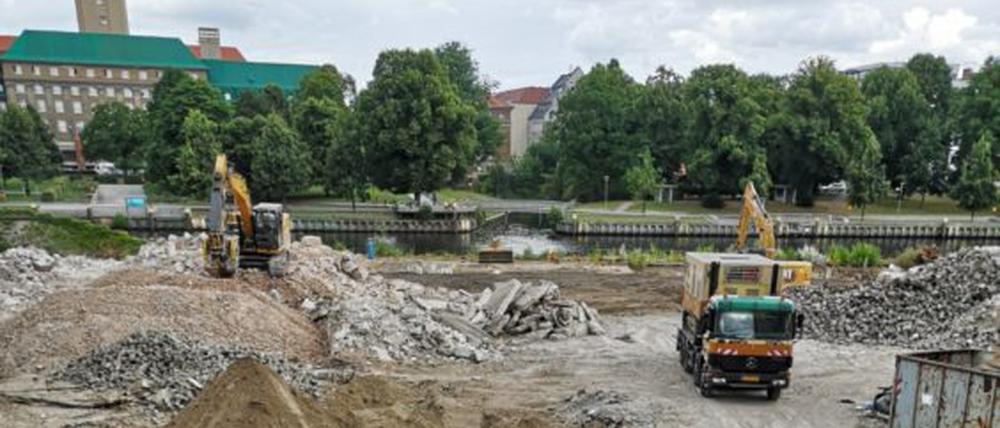 Hinten der Rathausturm, unten die Ausgrabungen, dazwischen die Havel.