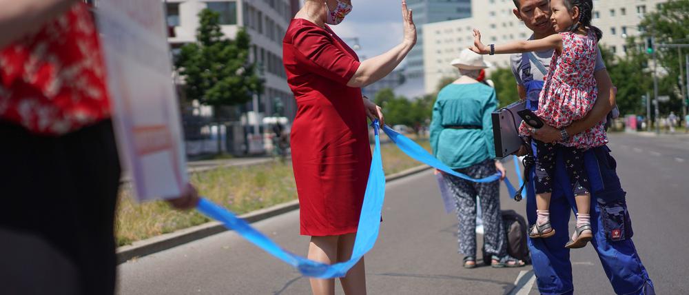 Eine Zeit lang waren Demos ganz verboten, dann war die Teilnehmerzahl beschränkt. Inzwischen gelten noch Abstandsregel und Maskenpflicht - auch für Bundesfamilienministerin Franziska Giffey (SPD).