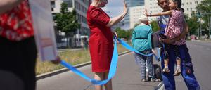 Eine Zeit lang waren Demos ganz verboten, dann war die Teilnehmerzahl beschränkt. Inzwischen gelten noch Abstandsregel und Maskenpflicht - auch für Bundesfamilienministerin Franziska Giffey (SPD).