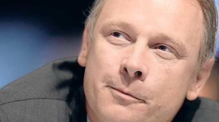 Georg Fahrenschon (44) ist seit Mai 2012 Präsident des Deutschen Sparkassen- und Giroverbandes (DSGV). Zuvor war er von 2008 bis 2011 Finanzminister in Bayern. Von 2002 bis 2007 saß er für die CSU im Bundestag, anschließend war Fahrenschon Staatssekretär im Finanzministerium. Der Diplom-Ökonom ist Aufsichtsratschef der Landesbank Berlin AG. Fahrenschon ist verheiratet und hat zwei Töchter.