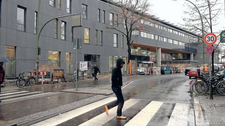 Düster. Das Haus am Bahnhof Pankow ist dem Bezirk zu dunkel geraten. Foto: Mike Wolff
