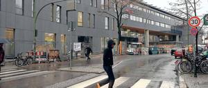 Düster. Das Haus am Bahnhof Pankow ist dem Bezirk zu dunkel geraten. Foto: Mike Wolff