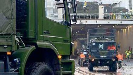 Militärfahrzeuge werden für den Patriot-Einsatz in der Türkei verladen. 
