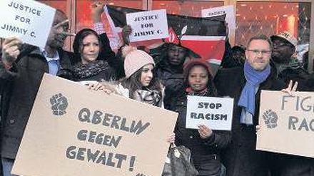 Flagge zeigen: Viele Mitglieder der kenianischen Gemeinde, in der Jimmy C. sich engagiert, kamen zur Kundgebung.