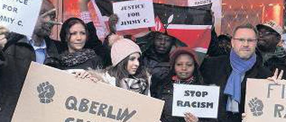 Flagge zeigen: Viele Mitglieder der kenianischen Gemeinde, in der Jimmy C. sich engagiert, kamen zur Kundgebung.