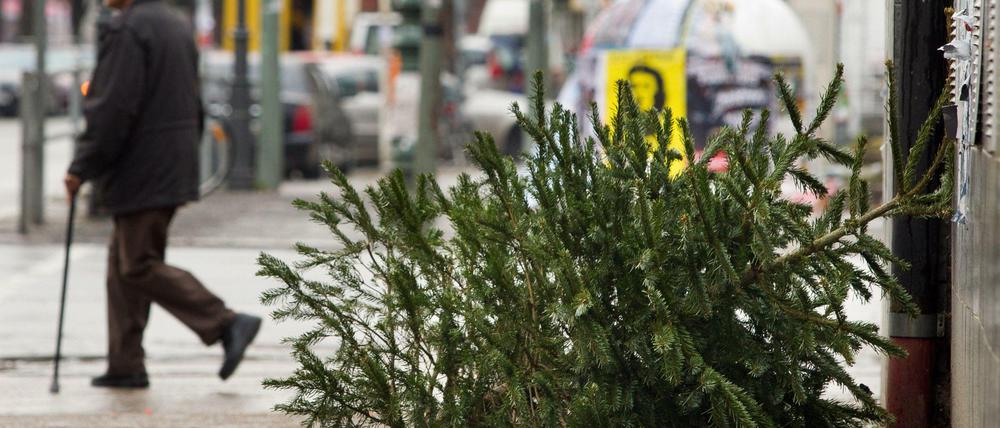 Ausgedient. Wie dieser Weihnachtsbaum in Kreuzberg landen derzeit viele Weihnachtsdekorationen auf dem Bürgersteig. Ab Montag sammelt die BSR sei ein. 