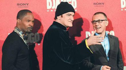 Nice Guys. „Django“ Jamie Foxx, Regisseur Quentin Tarantino und Christoph Waltz, der im Film den coolen deutschen Kopfgeldjäger Dr. King Schultz spielt. Foto: Britta Petersen/dpa