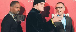 Nice Guys. „Django“ Jamie Foxx, Regisseur Quentin Tarantino und Christoph Waltz, der im Film den coolen deutschen Kopfgeldjäger Dr. King Schultz spielt. Foto: Britta Petersen/dpa