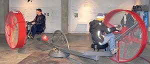 Auf dem Propellerkarussell im Wismarer Museum können die Besucher mit offensichtlichem Spaß die Funktionsweise eines Propellerflugzeugs nachvollziehen. 