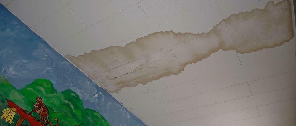 Undichte Dächer und Wasserflecken in Schulgebäuden gehören zu den Folgen des Sanierungsstaus