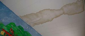 Undichte Dächer und Wasserflecken in Schulgebäuden gehören zu den Folgen des Sanierungsstaus