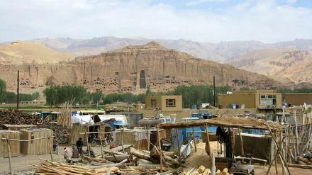 Wo einmal ein Riesen-Buddha stand. Die Narben sind weithin zu sehen.