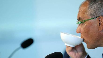 Abwarten und Tee trinken: Felix Magath ist gewappnet für England.