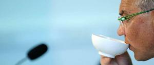 Abwarten und Tee trinken: Felix Magath ist gewappnet für England.