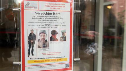 Das vor drei Jahren abgelichtete Fahndungsplakat des LKA Niedersachsen im Landgericht in Verden.
