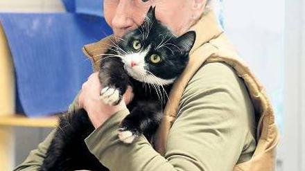 Renate Wesselhöft hilft mit, die Tiere aufzupäppeln.