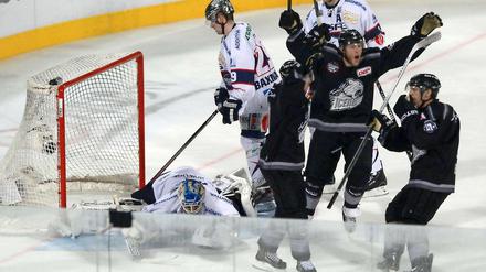 Meist jubelt der Geger. Die Eisbären beim 3:4 in Nürnberg.