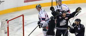 Meist jubelt der Geger. Die Eisbären beim 3:4 in Nürnberg.