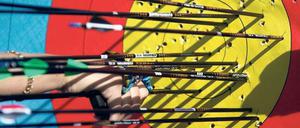 Gar nicht so leicht. Bis eine Bewerbung ins Schwarze trifft, braucht es meist viele Versuche. Doch wer auf die passende Stellenausschreibung wartet, kann dabei schnell verschrumpeln. Eigeninitiative ist gefragt. Foto: dpa