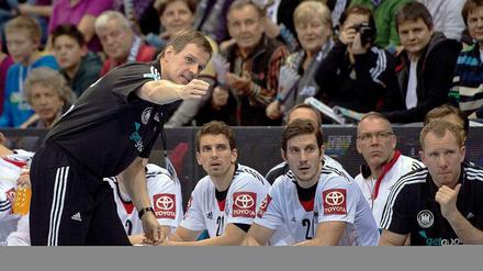 Da geht's lang. Bundestrainer Martin Heuberger instruiert seine Spieler vor dem Turnierstart am Freitag. Morgen bestreitet die DHB-Auswahl ihr erstes WM-Vorrundenspiel gegen Brasilien. 