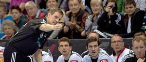 Da geht's lang. Bundestrainer Martin Heuberger instruiert seine Spieler vor dem Turnierstart am Freitag. Morgen bestreitet die DHB-Auswahl ihr erstes WM-Vorrundenspiel gegen Brasilien. 