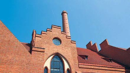 Hinter der Backsteinfassade des Pumpwerks möchte das Unternehmen Decathlon einen Sportartikelfachmarkt errichten. In zwei Wasserbehältern sollen Verkaufsflächen entstehen, im ehemaligen Wohnhaus das Büro. 