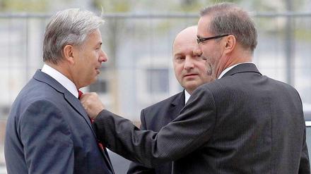 Du bist jetzt mein Vize. Matthias Platzeck richtet Klaus Wowereit die Krawatte und tauscht mit ihm den Platz im Flughafen-Aufsichtsrat.