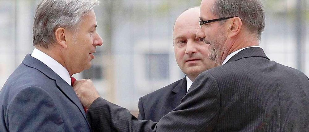 Du bist jetzt mein Vize. Matthias Platzeck richtet Klaus Wowereit die Krawatte und tauscht mit ihm den Platz im Flughafen-Aufsichtsrat.