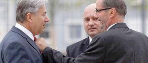 Du bist jetzt mein Vize. Matthias Platzeck richtet Klaus Wowereit die Krawatte und tauscht mit ihm den Platz im Flughafen-Aufsichtsrat.