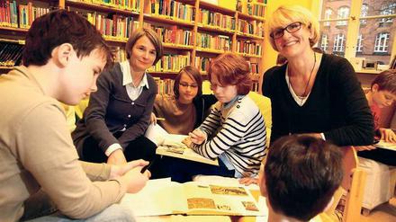 Bibliothekarinnen aus Leidenschaft. Susanne Dorén (2. von links) und Gaby Kühn-Mörsberger (rechts) haben vor zehn Jahren mit anderen Eltern die „Lesefisch“-Bücherei an der Halensee-Grundschule gegründet.