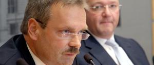 Dirk Feuerberg (links) stellte im Innenausschuss seinen Untersuchungsbericht zur Berliner NSU-Affäre vor. Im Hintergrund: Frank Henkel.