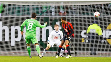 Und wieder ist er drin. Vierinha trifft zum 2:0 für Wolfsburg.
