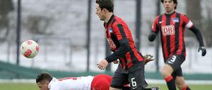 Stelldichein in Stellingen: Hamburgs Ivo Ilicevic (l.) kämpft mit Herthas Christoph Janker (M.) um den Ball, im Hintergrund Herthas Levan Kobiashvili.