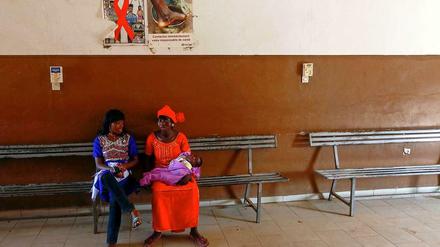 Menschenrechtsgruppen warnen vor Menschenrechtsverstößen in Mali. Auch sexuellen Missbrauch von Frauen nahe Sevaré soll vorgekommen sein. Diese zwei Frauen sitzen im Wartebereich des Nianakoro Fomba Krankenhauses in Segou.