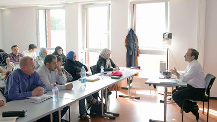 Ein Ziel der Zentren ist es, unter Muslimen Wissen über ihren eigenen Glauben zu verbreiten. Im Bild ein Weiterbildungsseminar für Imame.