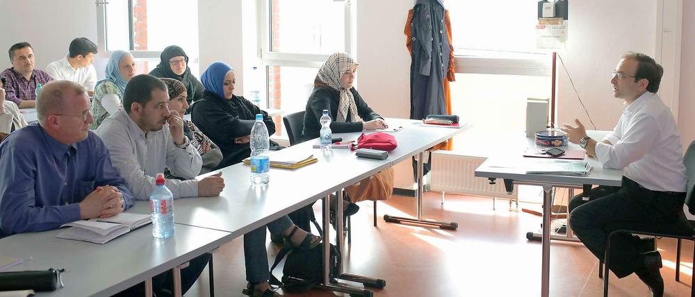 Ein Ziel der Zentren ist es, unter Muslimen Wissen über ihren eigenen Glauben zu verbreiten. Im Bild ein Weiterbildungsseminar für Imame.