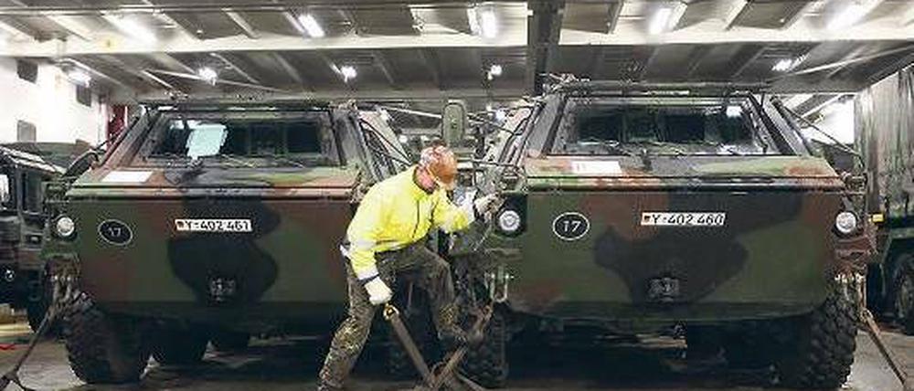 Ein Soldat kontrolliert die Sicherung eines ABC-Spürpanzers während der Verladung einer Patriot-Einheit der Bundeswehr im Hafen von Lübeck-Travemünde. Foto: dpa