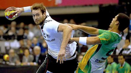 Durchziehen. Steffen Fäth (l.) setzt sich gegen Brasiliens Lucas Candido durch.