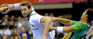 Durchziehen. Steffen Fäth (l.) setzt sich gegen Brasiliens Lucas Candido durch.