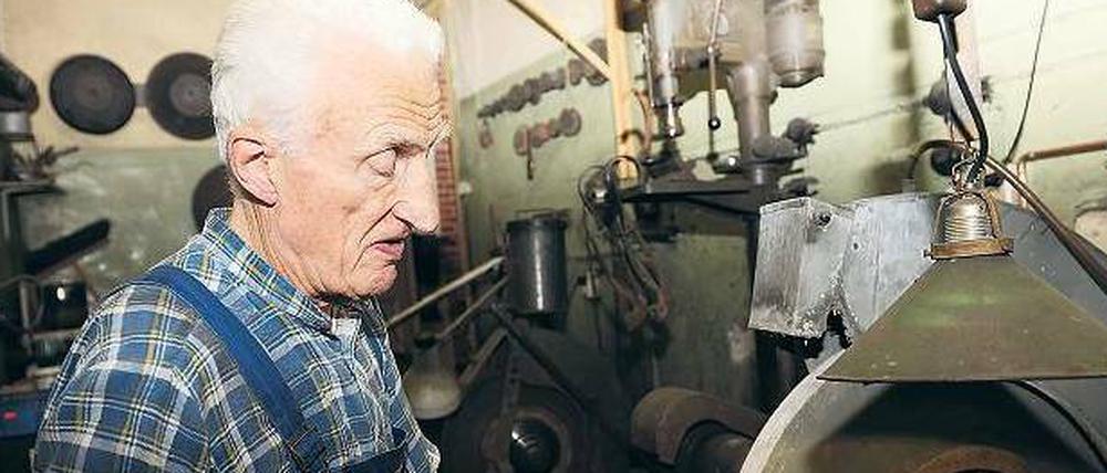 Alte Schule. Werner Lehmann ist der einzige Schleifer in Berlin, der noch die Solinger Schleifkunst beherrscht, selbst in Solingen kann das kaum noch jemand. 
