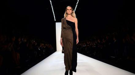 Amatsu zeigt, wie man mit Seide konstruieren kann: Runway von "A Degree Fahrenheit" 