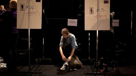 Backstage bei Rena Lange: Models müssen vor allem geduldig sein.