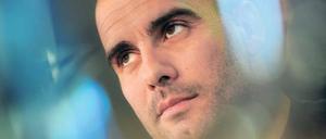 Alles glänzt, so schön neu: Pep Guardiola soll Bayern zu Titeln führen, mit seiner offiziellen Vorstellung will der Klub aber noch warten.